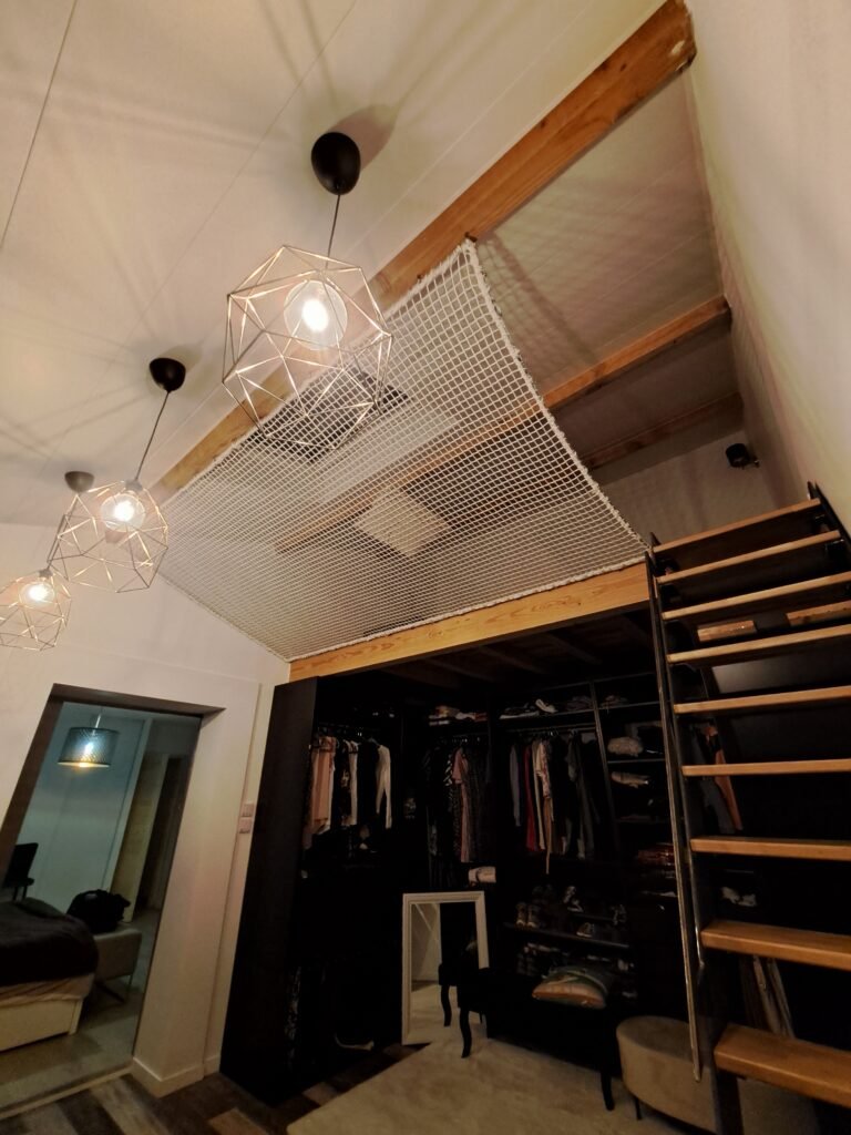 Installation d’un filet de mezzanine Arboricorde dans une chambre avec dressing pour sécuriser et agrandir l’espace