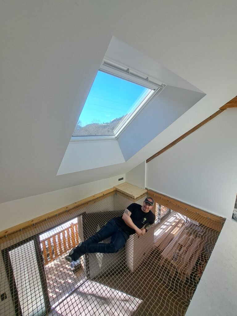 Installation d’un filet de mezzanine au-dessus d’un espace de vie, sans bloquer la lumière naturelle