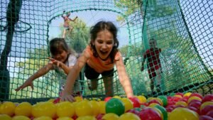 Filet suspendu avec piscine à boules installé dans un parc par Arboricorde