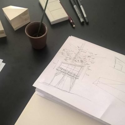 Photo croquis au crayon d'une cabane perchée fait par le constructeur de cabane en bois dans les arbres Arboricorde