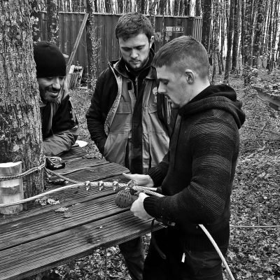 Photo noir et blanc prise lors de la mise en application d'une formation accrobranche pour construire un parc aventure